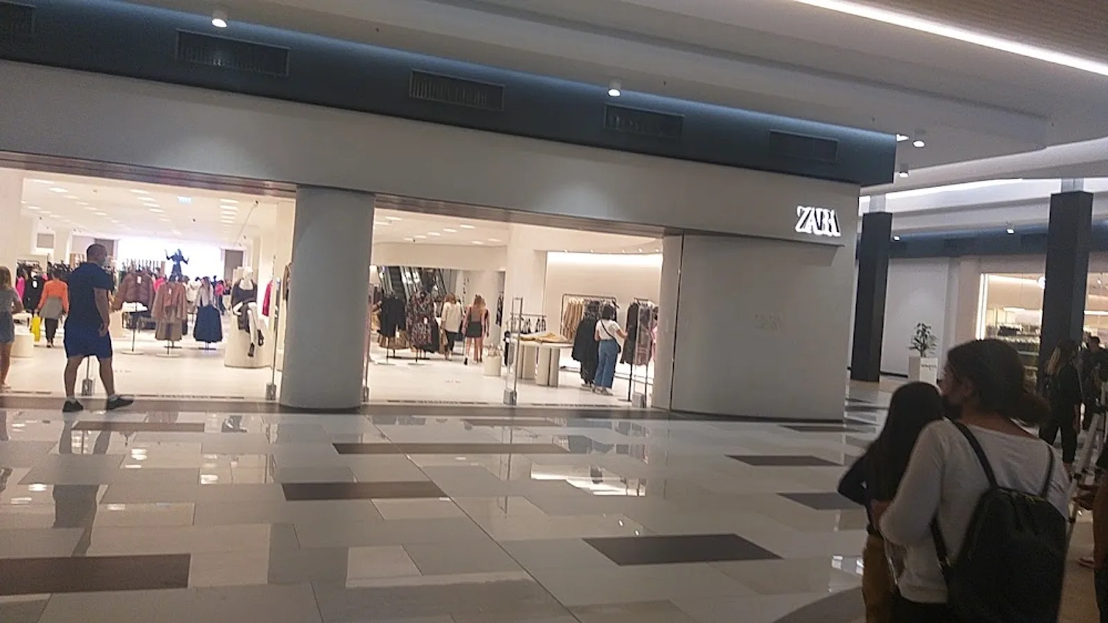 Zara Metropolis Mall