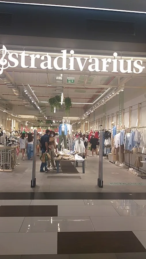 Stradivarius Metropolis Mall