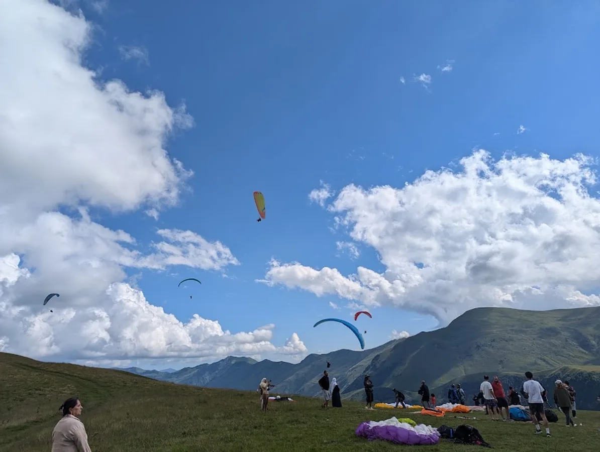 מצנחי רחיפה בגודאורי (Fly Gudauri)