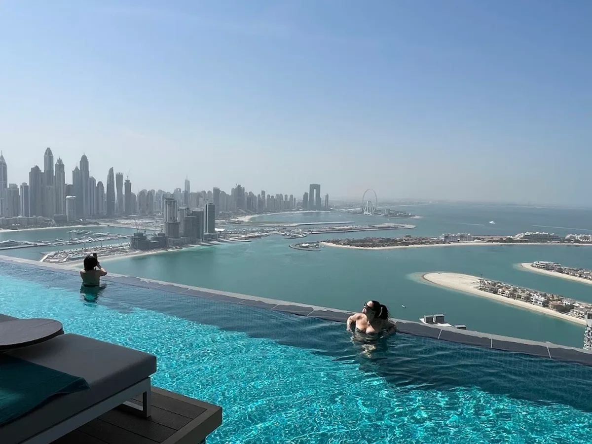 AURA SKYPOOL